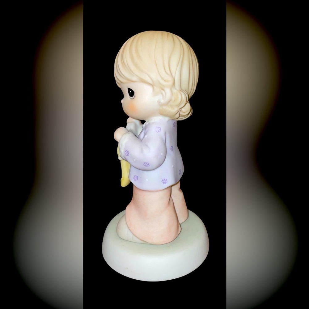 Precious Moments Figurine “A Grandma’s Love Is One Size Fits All” - Picture 2 of 10